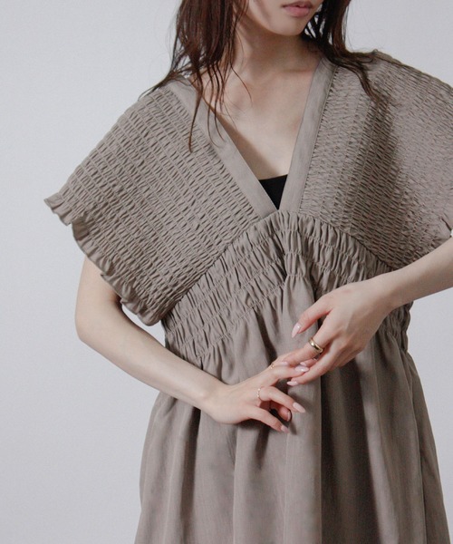 Social GIRL(ソーシャルガール)の「シャーリングチュニック シャーリングシャツ 半袖 ノースリーブ(シャツ/ブラウス・レディース・グレイッシュベージュ/ブラック/グレー・M)」の22枚目の写真
