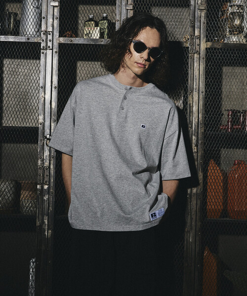 Russell Athletic(ラッセルアスレティック)の「限定展開 RUSSELL ATHLETIC×FREAK'S STORE ラッセル アスレチック 別注 ビッグシルエット ワンポイントロゴ ヘンリーネック Tシャツ(Tシャツ/カットソー・メンズ・ホワイト/ネイビー/ブラック/杢グレー・LARGE/MEDIUM/SMALL)」の20枚目の写真