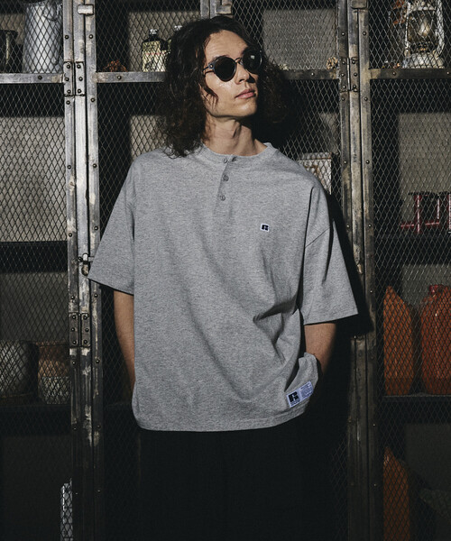 Russell Athletic(ラッセルアスレティック)の「限定展開 RUSSELL ATHLETIC×FREAK'S STORE ラッセル アスレチック 別注 ビッグシルエット ワンポイントロゴ ヘンリーネック Tシャツ(Tシャツ/カットソー・メンズ・ホワイト/ネイビー/ブラック/杢グレー・LARGE/MEDIUM/SMALL)」の9枚目の写真
