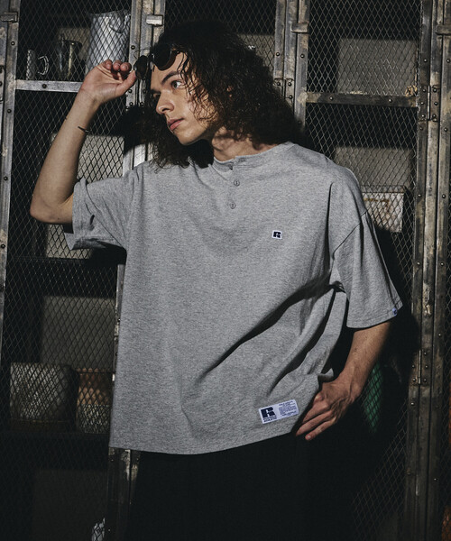 Russell Athletic(ラッセルアスレティック)の「限定展開 RUSSELL ATHLETIC×FREAK'S STORE ラッセル アスレチック 別注 ビッグシルエット ワンポイントロゴ ヘンリーネック Tシャツ(Tシャツ/カットソー・メンズ・ホワイト/ネイビー/ブラック/杢グレー・LARGE/MEDIUM/SMALL)」の10枚目の写真