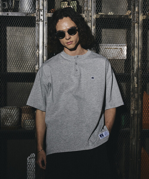 Russell Athletic(ラッセルアスレティック)の「限定展開 RUSSELL ATHLETIC×FREAK'S STORE ラッセル アスレチック 別注 ビッグシルエット ワンポイントロゴ ヘンリーネック Tシャツ(Tシャツ/カットソー・メンズ・ホワイト/ネイビー/ブラック/杢グレー・LARGE/MEDIUM/SMALL)」の12枚目の写真