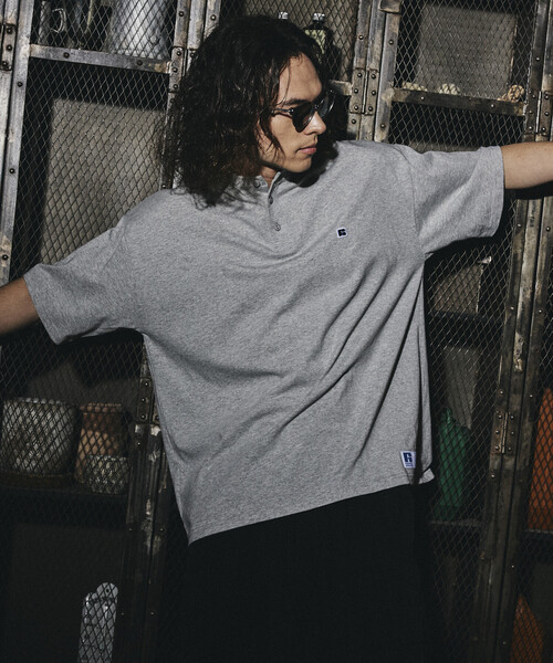 Russell Athletic(ラッセルアスレティック)の「限定展開 RUSSELL ATHLETIC×FREAK'S STORE ラッセル アスレチック 別注 ビッグシルエット ワンポイントロゴ ヘンリーネック Tシャツ(Tシャツ/カットソー・メンズ・ホワイト/ネイビー/ブラック/杢グレー・LARGE/MEDIUM/SMALL)」の13枚目の写真
