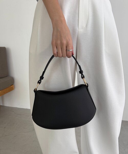 CAPRICIEUX LE'MAGE（カプリシューレマージュ）の「ソフトカーブバッグ（ショルダーバッグ・レディース・アイボリー/ブラック/ブラウン・FREE）」の2枚目の写真