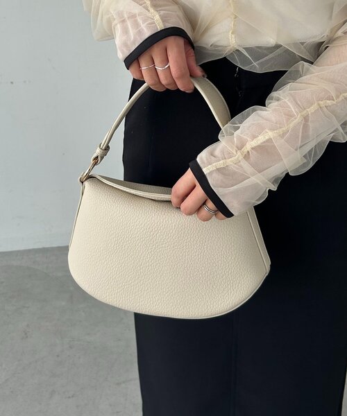 CAPRICIEUX LE'MAGE（カプリシューレマージュ）の「ソフトカーブバッグ（ショルダーバッグ・レディース・アイボリー/ブラック/ブラウン・FREE）」の7枚目の写真