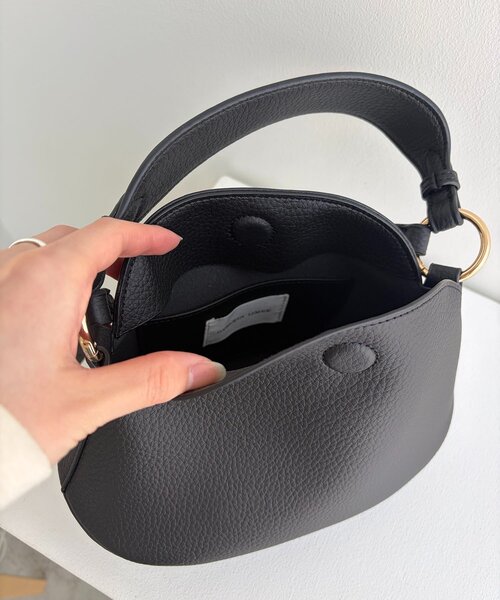 CAPRICIEUX LE'MAGE（カプリシューレマージュ）の「ソフトカーブバッグ（ショルダーバッグ・レディース・アイボリー/ブラック/ブラウン・FREE）」の15枚目の写真