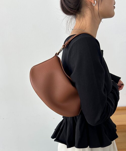 CAPRICIEUX LE'MAGE（カプリシューレマージュ）の「ソフトカーブバッグ（ショルダーバッグ・レディース・アイボリー/ブラック/ブラウン・FREE）」の17枚目の写真