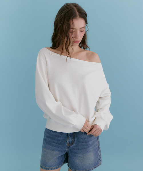 MICANE(ミケーネ)の「ルミオフショルダースウェットシャツ(スウェット・レディース・ホワイト/ブラック/アイボリー・SMALL/MEDIUM/LARGE/X-LARGE)」の4枚目の写真