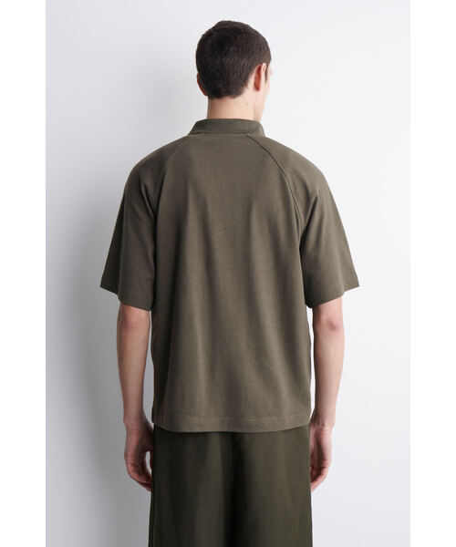 COS(コス)の「リラックスフィット コットンリネン ポロシャツ(シャツ/ブラウス・メンズ・ブラウン/ネイビー・XS/S/M/L/XL)」の13枚目の写真