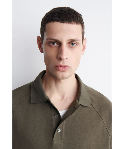 COS(コス)の「リラックスフィット コットンリネン ポロシャツ(シャツ/ブラウス・メンズ・ブラウン/ネイビー・XS/S/M/L/XL)」の3枚目の写真