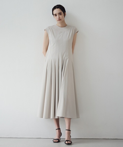 ADORE(アドーア)の「◆プレーンストレッチワンピース(ワンピース・レディース・ベージュ/レッド・38)」の1枚目の写真