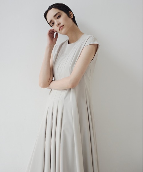 ADORE(アドーア)の「◆プレーンストレッチワンピース(ワンピース・レディース・ベージュ/レッド・38)」の19枚目の写真
