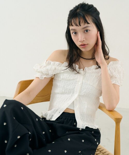 mystic（ミスティック）の「シャーリングフレンチブラウス（シャツ/ブラウス・レディース・オフホワイト/ブラック/レッド/ネイビー・FREE）」の2枚目の写真