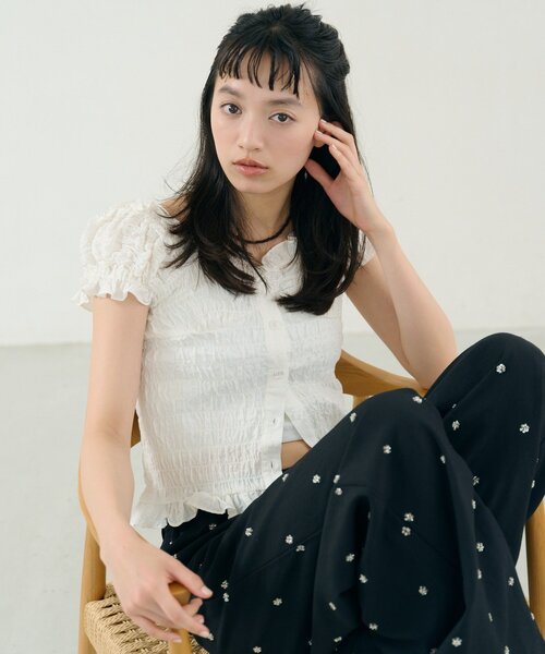 mystic（ミスティック）の「シャーリングフレンチブラウス（シャツ/ブラウス・レディース・オフホワイト/ブラック/レッド/ネイビー・FREE）」の5枚目の写真