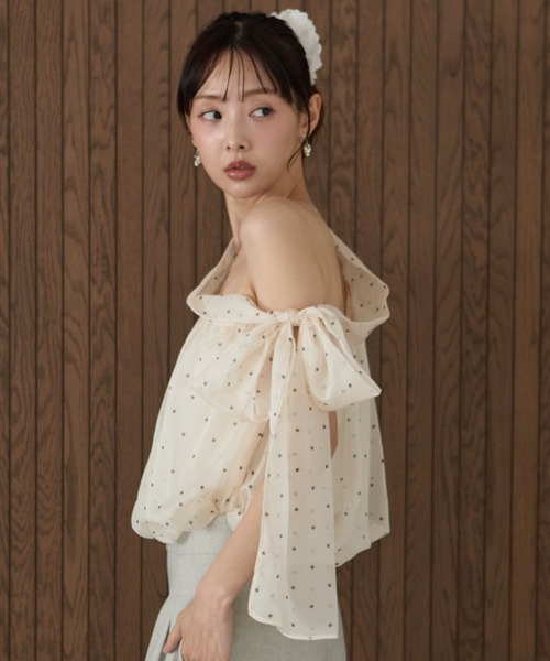 krahe(クレーエ)の「ドット柄ワンショルダーフリルブラウス(シャツ/ブラウス・レディース・ホワイト/ピンク・FREE)」の4枚目の写真