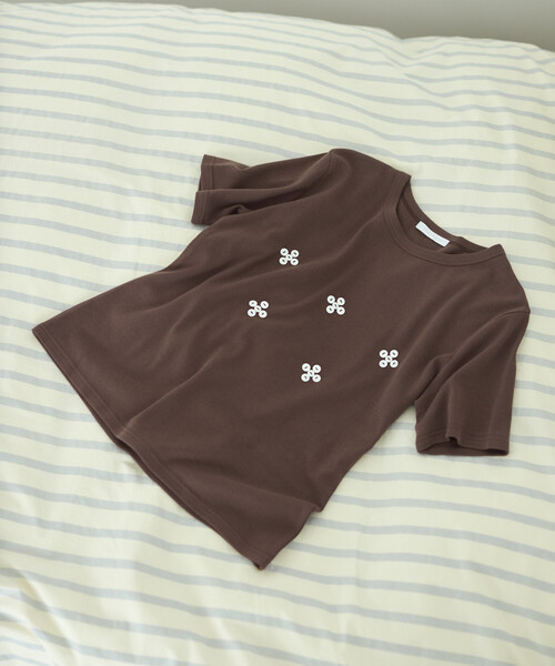 Firsthand(ファーストハンド)の「Firsthand/ファーストハンド シェルボタン フラワーモチーフ コットンモダール Tシャツ(Tシャツ/カットソー・レディース・ブラウン/ホワイト/ブラック/ネイビー・フリー)」の3枚目の写真