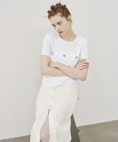 Firsthand(ファーストハンド)の「Firsthand/ファーストハンド シェルボタン フラワーモチーフ コットンモダール Tシャツ(Tシャツ/カットソー・レディース・ブラウン/ホワイト/ブラック/ネイビー・フリー)」の6枚目の写真