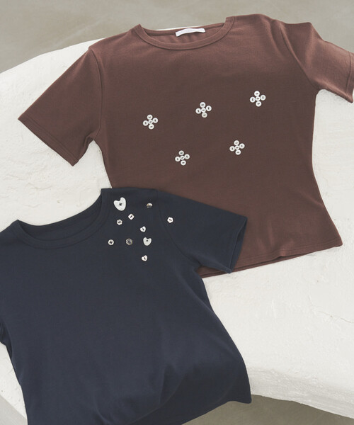 Firsthand(ファーストハンド)の「Firsthand/ファーストハンド シェルボタン フラワーモチーフ コットンモダール Tシャツ(Tシャツ/カットソー・レディース・ブラウン/ホワイト/ブラック/ネイビー・フリー)」の7枚目の写真