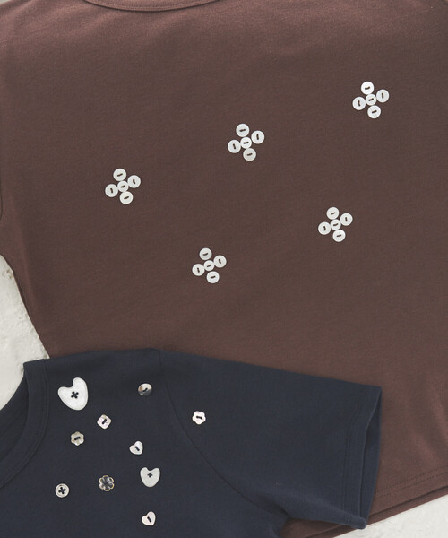 Firsthand(ファーストハンド)の「Firsthand/ファーストハンド シェルボタン フラワーモチーフ コットンモダール Tシャツ(Tシャツ/カットソー・レディース・ブラウン/ホワイト/ブラック/ネイビー・フリー)」の8枚目の写真