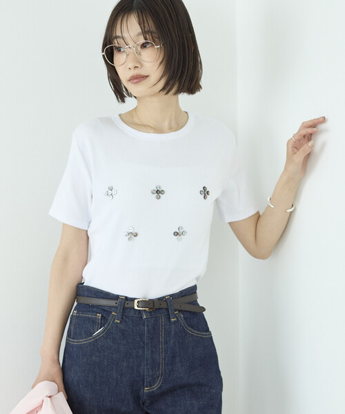 Firsthand(ファーストハンド)の「Firsthand/ファーストハンド シェルボタン フラワーモチーフ コットンモダール Tシャツ(Tシャツ/カットソー・レディース・ブラウン/ホワイト/ブラック/ネイビー・フリー)」の9枚目の写真