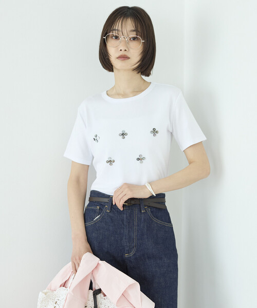 Firsthand(ファーストハンド)の「Firsthand/ファーストハンド シェルボタン フラワーモチーフ コットンモダール Tシャツ(Tシャツ/カットソー・レディース・ブラウン/ホワイト/ブラック/ネイビー・フリー)」の10枚目の写真