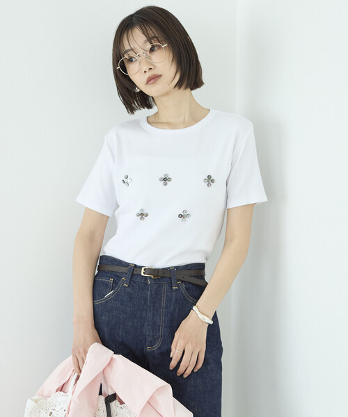 Firsthand(ファーストハンド)の「Firsthand/ファーストハンド シェルボタン フラワーモチーフ コットンモダール Tシャツ(Tシャツ/カットソー・レディース・ブラウン/ホワイト/ブラック/ネイビー・フリー)」の11枚目の写真