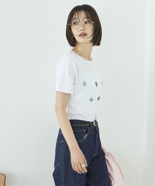 Firsthand(ファーストハンド)の「Firsthand/ファーストハンド シェルボタン フラワーモチーフ コットンモダール Tシャツ(Tシャツ/カットソー・レディース・ブラウン/ホワイト/ブラック/ネイビー・フリー)」の15枚目の写真