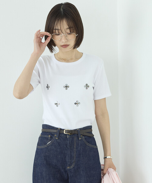 Firsthand(ファーストハンド)の「Firsthand/ファーストハンド シェルボタン フラワーモチーフ コットンモダール Tシャツ(Tシャツ/カットソー・レディース・ブラウン/ホワイト/ブラック/ネイビー・フリー)」の16枚目の写真