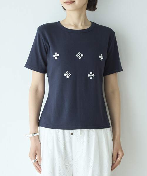 Firsthand(ファーストハンド)の「Firsthand/ファーストハンド シェルボタン フラワーモチーフ コットンモダール Tシャツ(Tシャツ/カットソー・レディース・ブラウン/ホワイト/ブラック/ネイビー・フリー)」の5枚目の写真