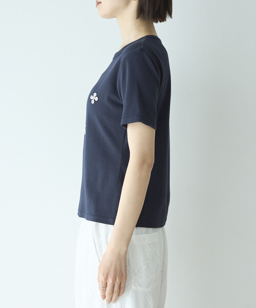 Firsthand(ファーストハンド)の「Firsthand/ファーストハンド シェルボタン フラワーモチーフ コットンモダール Tシャツ(Tシャツ/カットソー・レディース・ブラウン/ホワイト/ブラック/ネイビー・フリー)」の6枚目の写真