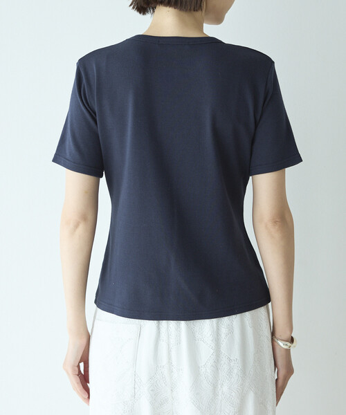 Firsthand(ファーストハンド)の「Firsthand/ファーストハンド シェルボタン フラワーモチーフ コットンモダール Tシャツ(Tシャツ/カットソー・レディース・ブラウン/ホワイト/ブラック/ネイビー・フリー)」の7枚目の写真