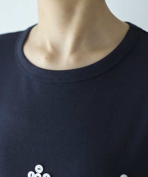 Firsthand(ファーストハンド)の「Firsthand/ファーストハンド シェルボタン フラワーモチーフ コットンモダール Tシャツ(Tシャツ/カットソー・レディース・ブラウン/ホワイト/ブラック/ネイビー・フリー)」の8枚目の写真