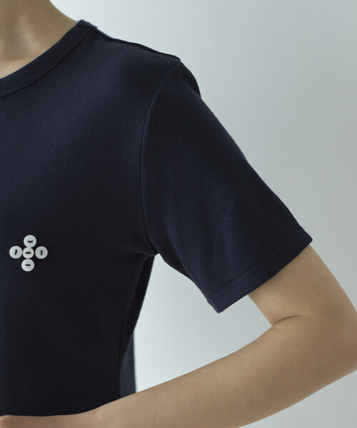 Firsthand(ファーストハンド)の「Firsthand/ファーストハンド シェルボタン フラワーモチーフ コットンモダール Tシャツ(Tシャツ/カットソー・レディース・ブラウン/ホワイト/ブラック/ネイビー・フリー)」の9枚目の写真