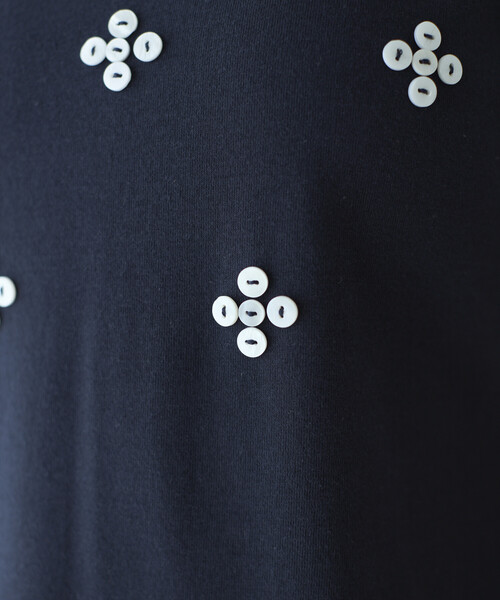 Firsthand(ファーストハンド)の「Firsthand/ファーストハンド シェルボタン フラワーモチーフ コットンモダール Tシャツ(Tシャツ/カットソー・レディース・ブラウン/ホワイト/ブラック/ネイビー・フリー)」の11枚目の写真