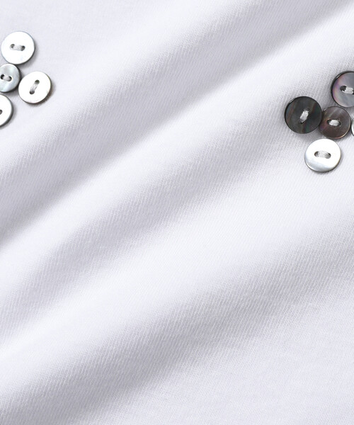 Firsthand(ファーストハンド)の「Firsthand/ファーストハンド シェルボタン フラワーモチーフ コットンモダール Tシャツ(Tシャツ/カットソー・レディース・ブラウン/ホワイト/ブラック/ネイビー・フリー)」の13枚目の写真