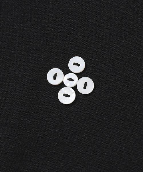 Firsthand(ファーストハンド)の「Firsthand/ファーストハンド シェルボタン フラワーモチーフ コットンモダール Tシャツ(Tシャツ/カットソー・レディース・ブラウン/ホワイト/ブラック/ネイビー・フリー)」の18枚目の写真