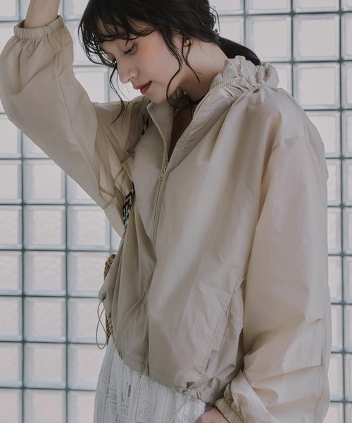210nouve(トゥージュヌーブ)の「シアー ナイロン スタンド ギャザー ジャケット(ブルゾン・レディース・ブラック/ベージュ/グリーン/ホワイト・FREE)」の4枚目の写真