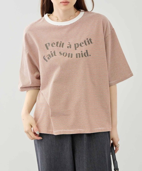 Mac-House（マックハウス）の「Idnes ピンボーダーロゴTシャツ（Tシャツ/カットソー・レディース・ブラウン系/グリーン系/ブルー系/ブラック系・FREE）」の2枚目の写真