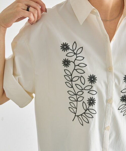 ear PAPILLONNER(イアパピヨネ)の「花柄刺繍半袖シャツ【SUM1 STYLE】(シャツ/ブラウス・レディース・ホワイト/ブラウン・FREE)」の3枚目の写真