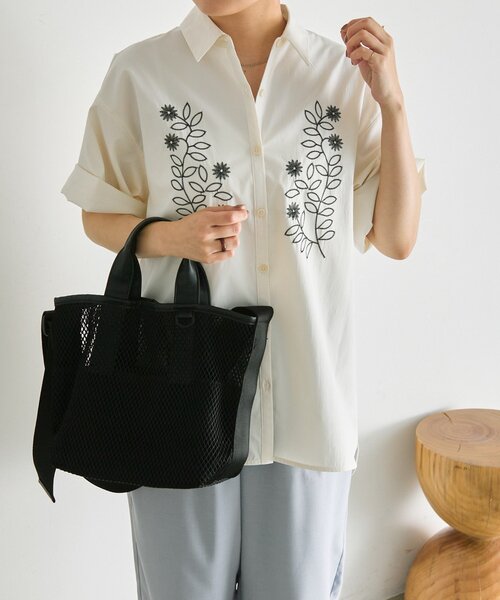 ear PAPILLONNER(イアパピヨネ)の「花柄刺繍半袖シャツ【SUM1 STYLE】(シャツ/ブラウス・レディース・ホワイト/ブラウン・FREE)」の4枚目の写真