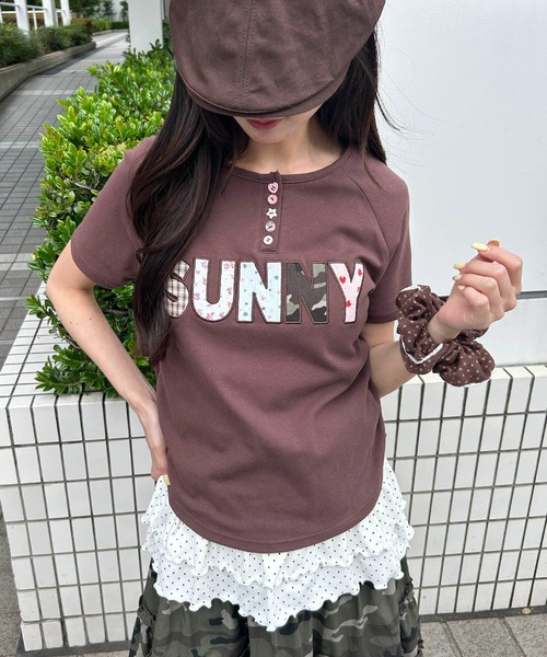 WC(ダブル シー)の「アソートボタンパッチワークロゴTシャツ(Tシャツ/カットソー・レディース・ホワイト/ブラウン/サックスブルー・FREE)」の1枚目の写真