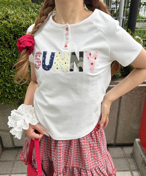 WC(ダブル シー)の「アソートボタンパッチワークロゴTシャツ(Tシャツ/カットソー・レディース・ホワイト/ブラウン/サックスブルー・FREE)」の2枚目の写真