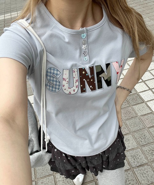 WC(ダブル シー)の「アソートボタンパッチワークロゴTシャツ(Tシャツ/カットソー・レディース・ホワイト/ブラウン/サックスブルー・FREE)」の3枚目の写真