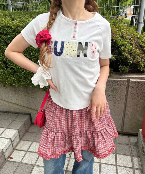 WC(ダブル シー)の「アソートボタンパッチワークロゴTシャツ(Tシャツ/カットソー・レディース・ホワイト/ブラウン/サックスブルー・FREE)」の4枚目の写真