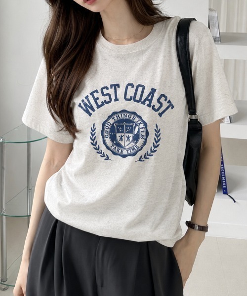 sowme.(ソウミー)の「WEST COAST カレッジロゴ プリント ベーシック Tシャツ(Tシャツ/カットソー・レディース・オートミール/ベージュ系その他・SMALL/MEDIUM/LARGE)」の2枚目の写真