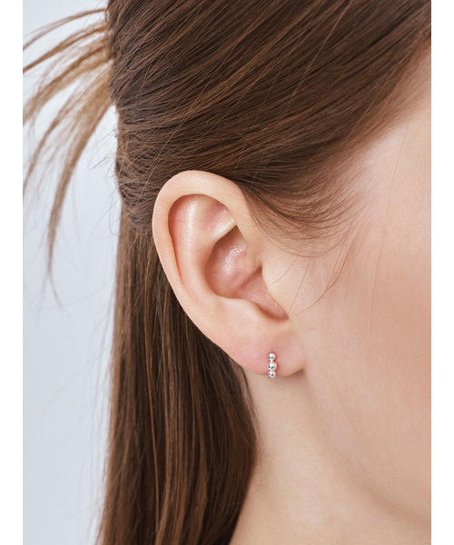 HEI（ヘイ）の「[sv925] triple ball hoop earrings（ピアス（両耳用）・レディース・ホワイト・FREE）」の2枚目の写真