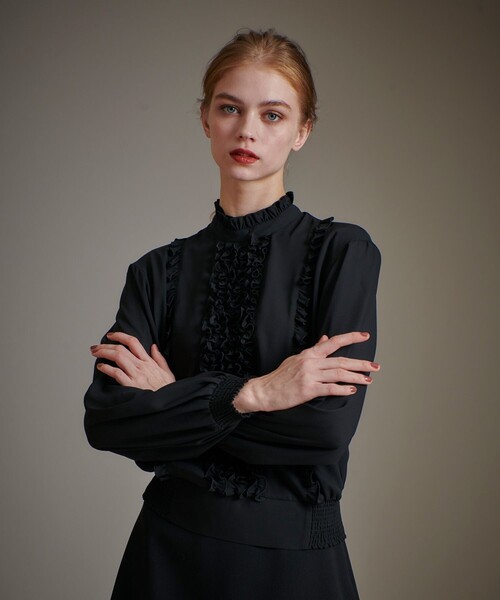 LOULOU WILLOUGHBY(ルルウィルビー)の「スタンドフリルシャーリングブラウス(シャツ/ブラウス・レディース・ブラウン/ブラック/アイボリー・2)」の1枚目の写真
