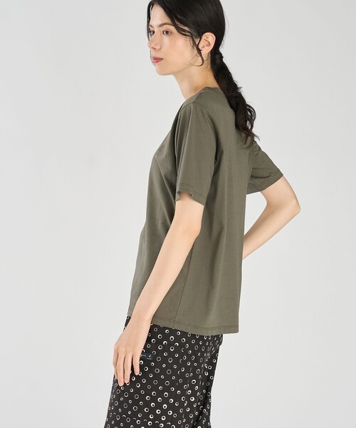 agnes b.（アニエスベー）の「"b" ロゴ 刺繍 コットン 半袖 Tシャツ "b. style"（Tシャツ/カットソー・レディース・カーキ・1/2/3）」の4枚目の写真