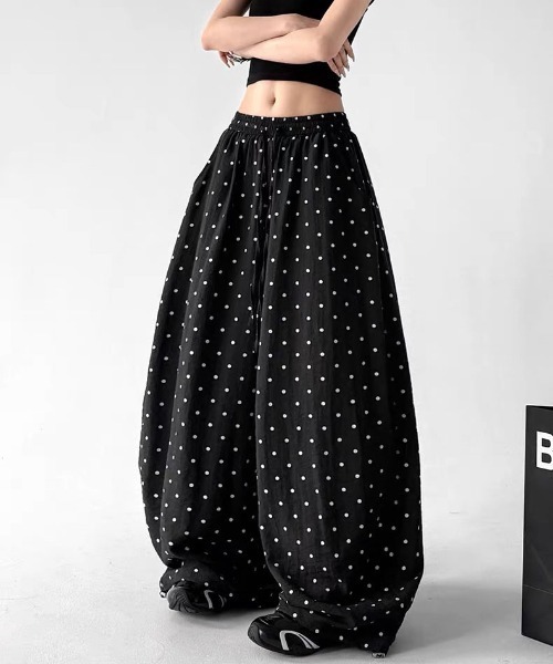 &soiree(アンドソワレ)の「ドット柄カーブイージーパンツ(その他パンツ・レディース・ホワイト/ブラック・SMALL/MEDIUM/LARGE/X-LARGE)」の7枚目の写真