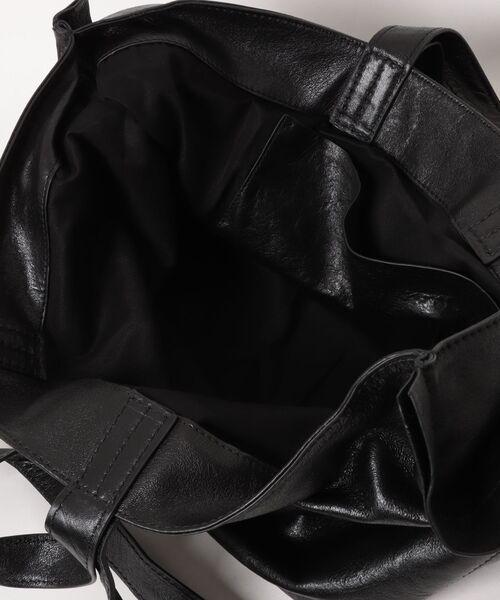 ALLSAINTS(オールセインツ)の「LUTECE LEATHER TOTE BAG | LUTECE レザー トート バッグ(トートバッグ・レディース・ブラック・ONE SIZE)」の11枚目の写真