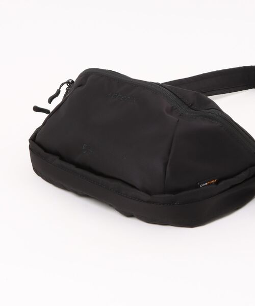 +phenix(プラスフェニックス)の「【+phenix/プラスフェニックス】EXPAND BODY BAG 5+(ボディバッグ/ウエストポーチ・メンズ・グレー/ブラック・FREE)」の5枚目の写真